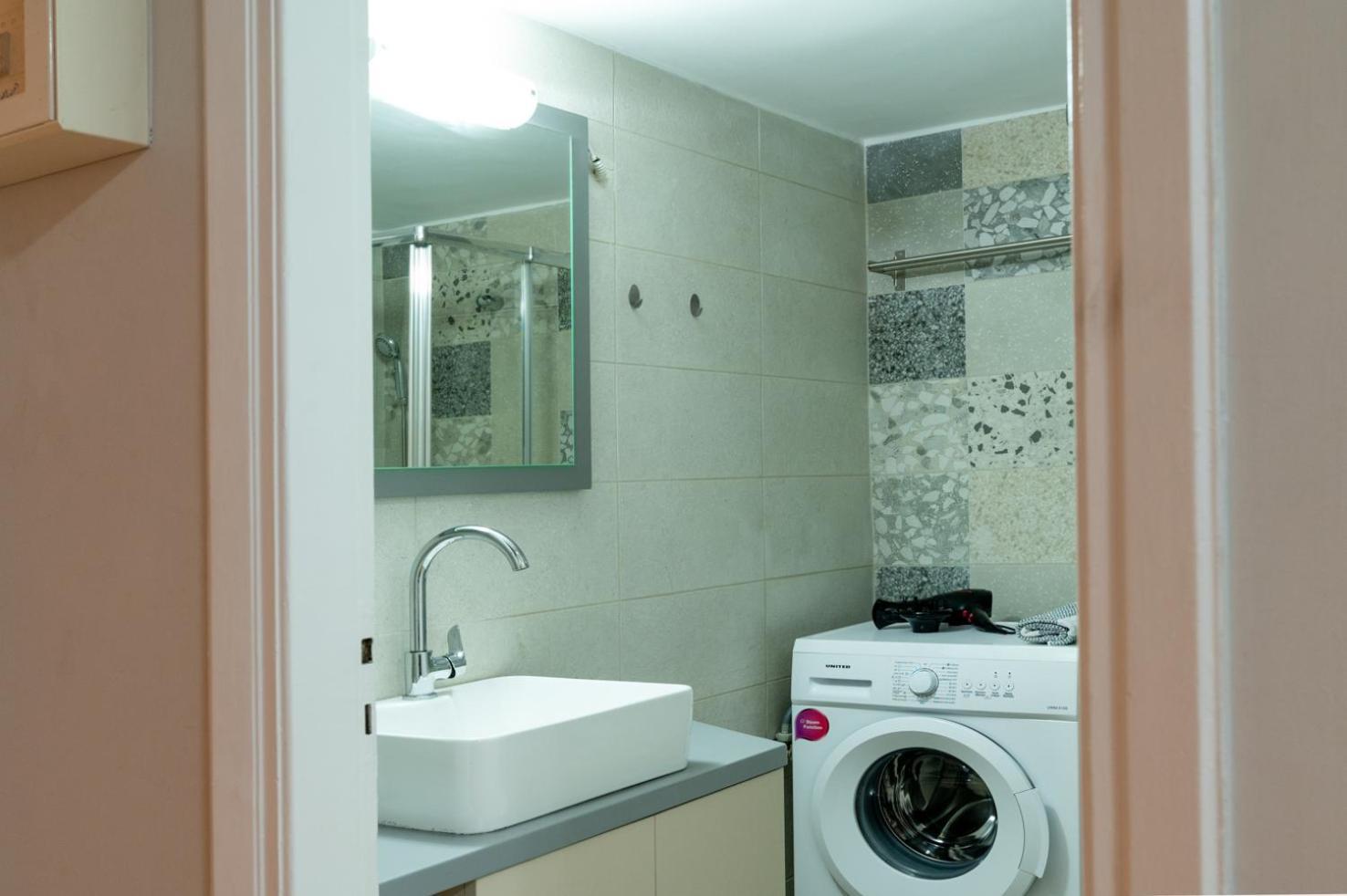Entire Apt, 2 Bdrm, City Center Atina Dış mekan fotoğraf